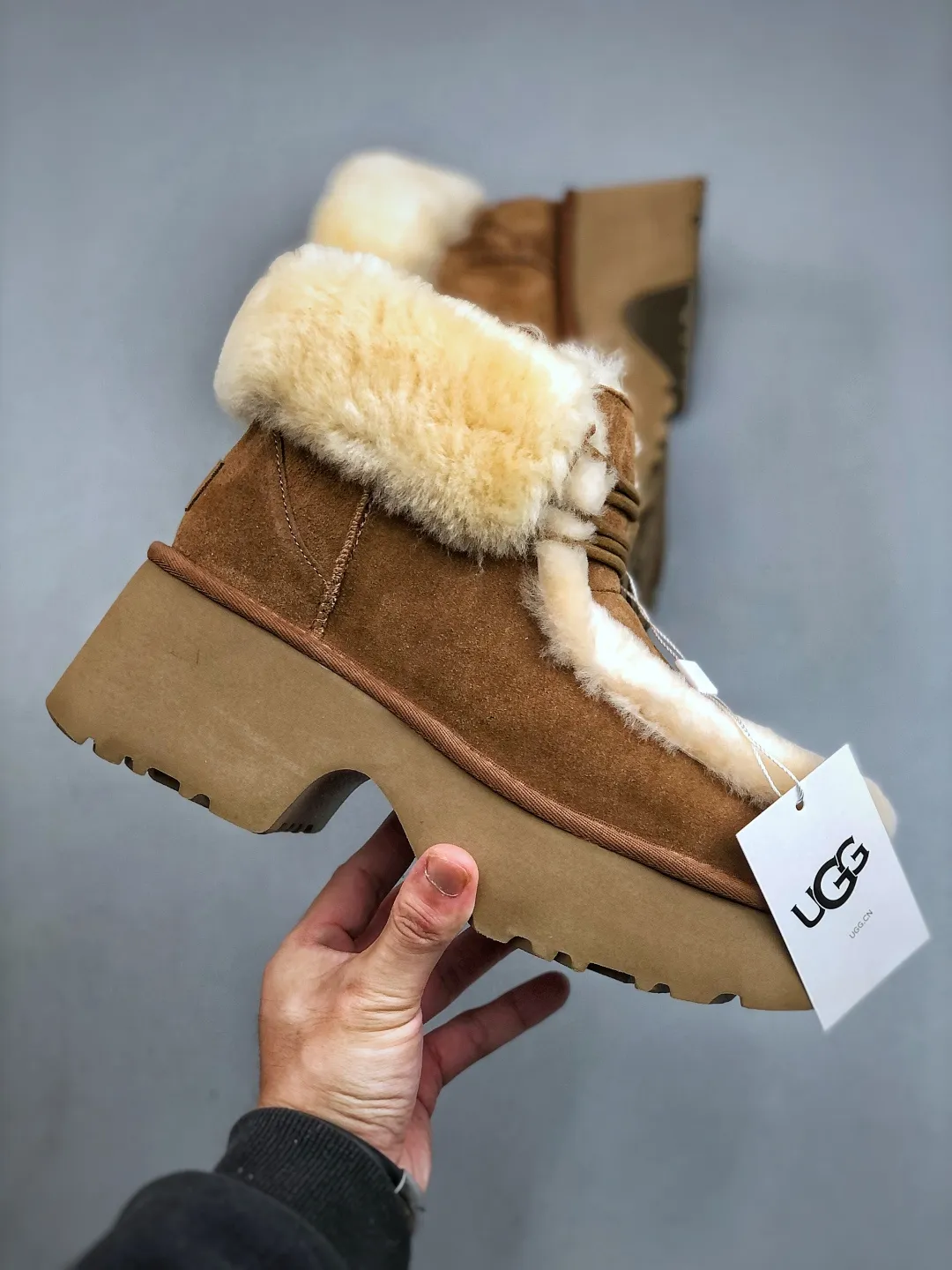 Local self-pickup 💰700 supports store placement. The top version on the market. 25 new models. UGG Esme 6cm taller. Split cow leather. Fashionable and comfortable. Ankle-length snow boots. Produced by a major foreign trade factory in Guangzhou. From toe to insole, genuine sheep fur. Independent outer box packaging. Chip. Waterproof process. Different from any version on the market. Independently developed original outsole and cashmere insole to keep you warm in winter and suitable for home use. In recent years, uug has launched a style series that is partially geared towards the preferences of young consumers and has also moved to the forefront of fashion trends. Shoe body material Water-repellent coated suede upper 17 mm UGGPURE™ implanted wool insole Lightweight non-slip and comfortable rubber outsole With brand LOGO trademark Comes with a full set of packaging Size: 35-40